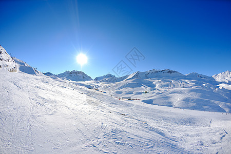 冬天下雪的高山高山岩石冰川运动滑雪冻结天空假期全景太阳季节图片