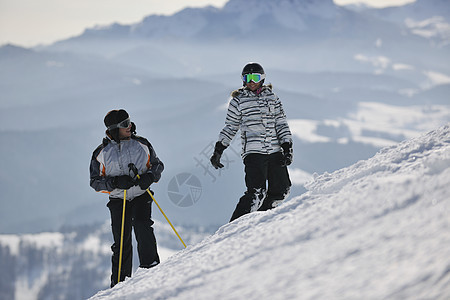 情侣在放松冬天的寒冬赛松蓝色微笑乐趣夫妻滑雪成人女性旅行女士友谊图片