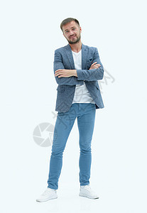 一位时尚的年轻人的肖像微笑男性广告牌成人青年男人衣服牛仔裤白色性格图片