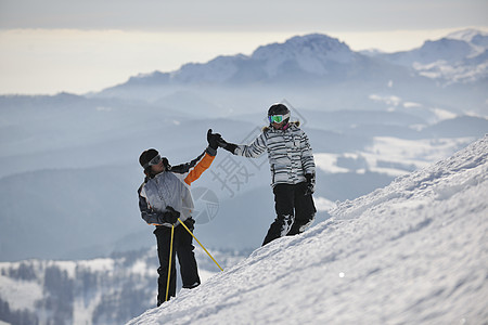 情侣在放松冬天的寒冬赛松冒险夹克旅行滑雪男人女士单板季节运动蓝色图片