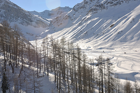 冬天下雪的高山高山季节蓝色滑雪岩石风景全景爬坡运动阳光首脑背景图片