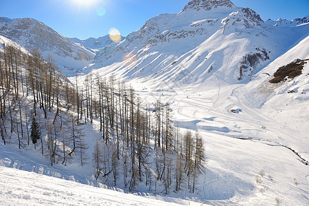 冬天下雪的高山高山环境假期蓝色季节天空顶峰冻结阳光冰川全景图片