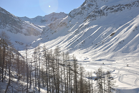 冬天下雪的高山高山蓝色顶峰爬坡冰川太阳运动环境季节阳光首脑图片