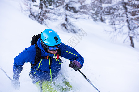 自由式滑雪者滑雪下坡激流自由便车男人竞赛假期高山太阳背包活力图片