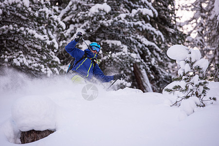 自由式滑雪者滑雪下坡衣服运动男人旅行闲暇季节太阳假期男性速度图片