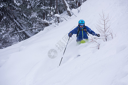 自由式滑雪者滑雪下坡季节蓝色冻结旅行闲暇速度男人自由假期衣服图片