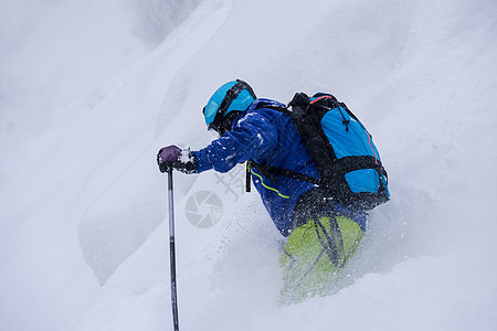 自由式滑雪者滑雪下坡男人高山太阳便车乐趣速度衣服闲暇竞赛运动图片