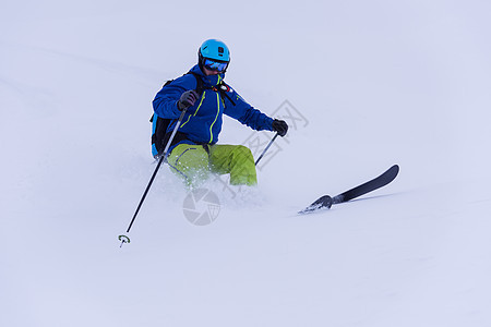 自由式滑雪者滑雪下坡男性竞赛冻结粉末太阳行动运动假期蓝色活力图片