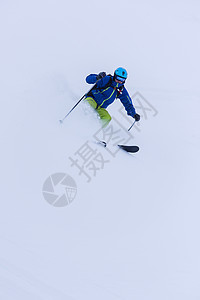 自由式滑雪者滑雪下坡假期冻结旅行太阳蓝色男人高山粉末乐趣激流图片