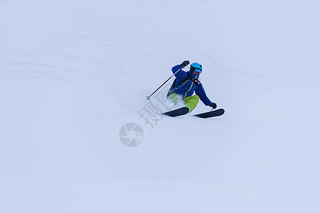 自由式滑雪者滑雪下坡竞赛行动自由季节假期激流男性活力蓝色闲暇图片