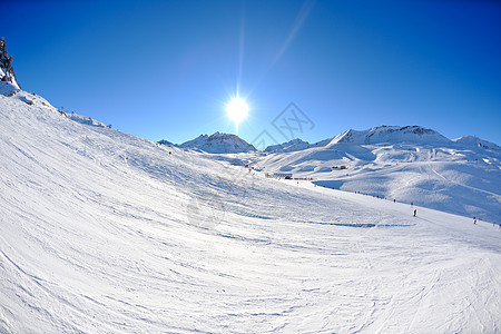 冬天下雪的高山高山季节阳光全景太阳顶峰风景滑雪假期冰川蓝色图片