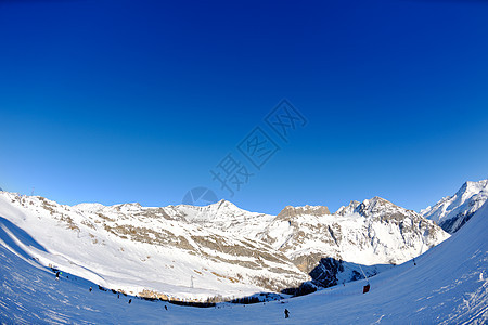 冬天下雪的高山高山太阳季节爬坡全景冰川运动天空岩石冻结环境图片