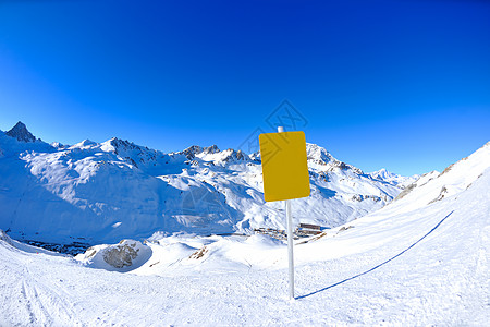 在高山的标志板上签字 冬天下雪滑雪帮助天空运动顶峰冻结木板全景阳光旅行图片