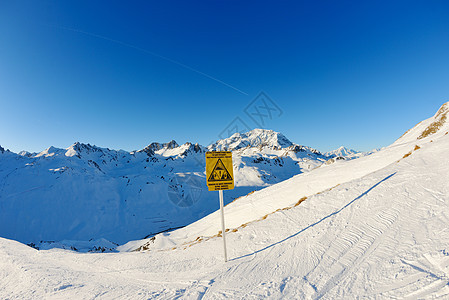 冬天下雪的高山高山滑雪天空季节冰川冻结运动蓝色旅行环境太阳图片