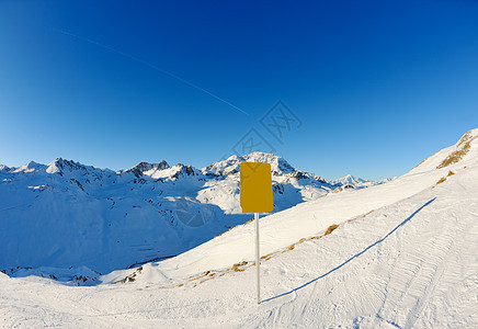 冬天下雪的高山高山风景蓝色冻结环境天空太阳首脑季节运动全景图片