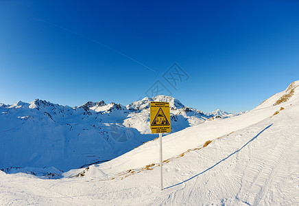 冬天下雪的高山高山冰川顶峰岩石季节天空冻结环境运动旅行滑雪图片