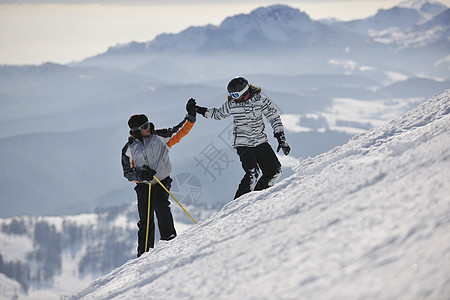 情侣在放松冬天的寒冬赛松女士假期成人女孩季节幸福滑雪男人运动旅行图片