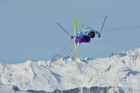 滑雪车衣服粉末行动竞赛乐趣滑雪者男人假期速度下坡图片