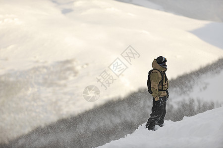 快乐的滑雪运动员肖像季节娱乐爱好衣服男人男性山脉假期冒险活动图片