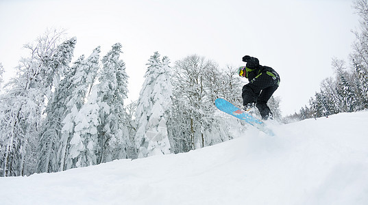 雪车在新鲜深雪上单板娱乐滑雪者木板乐趣运动速度行动滑雪板粉末图片