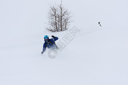 深雪粉雪滑雪者冒险运动头盔速度假期下坡滑雪衣服季节旅行图片