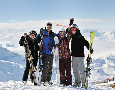 冬季雪上人群的冬季乐趣运动太阳女性滑雪板青少年假期山脉朋友们男生图片