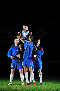 足球运动员们庆祝胜利的胜利团体球员男人黑色杯子冠军国际娱乐庆典蓝色图片