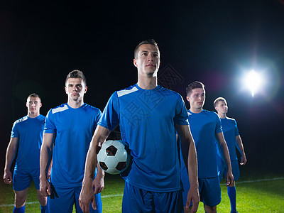 足球足球运动员队冠军男性运动服团体训练游戏蓝色运动男人场地背景图片