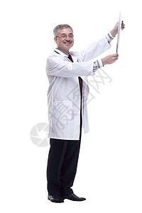 医生在看病人的X光片时微笑着笑容 以白色背景隔离x光广告牌学习男性成人治疗师眼镜男人x射线中心图片