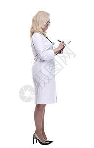 女性治疗师在剪贴板上做笔记 孤立于白色职业互动卫生护理人员男人咨询顾问广告牌保健从业者图片