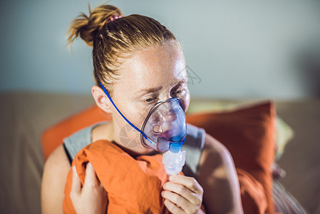 有流感或感冒症状的妇女用雾化器吸入  医学吸入疗法药店卫生药品治疗医院药物呼吸传染病人面具图片