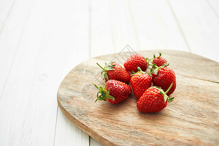 木板上新鲜草莓 果实维生素夏季营养收成水果花园饮食木头浆果篮子叶子团体图片