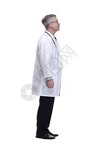 一个微笑着的医生 在白色墙上读广告片男性屏幕治疗援助男人广告牌外套职业成人从业者图片