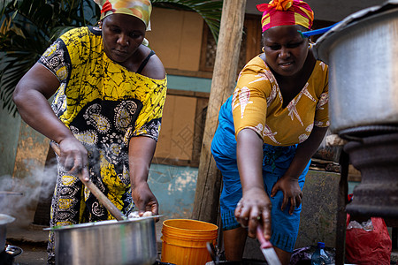 非洲妇女在街上烹饪传统食物的非洲妇女早餐多样性节日市场文化旅行女士街头生活烧烤炙烤图片