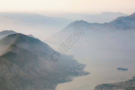 科托尔湾上空的山雾浓厚 洛夫森山图片