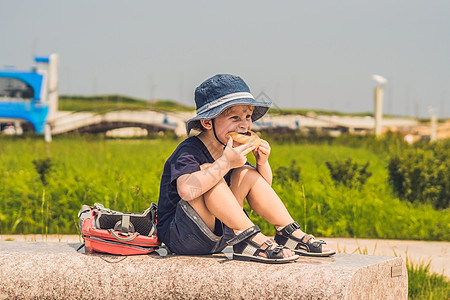 男孩在公园长椅上吃零食饼干乐趣喜悦食物水果幸福裤子男生黄油相机图片