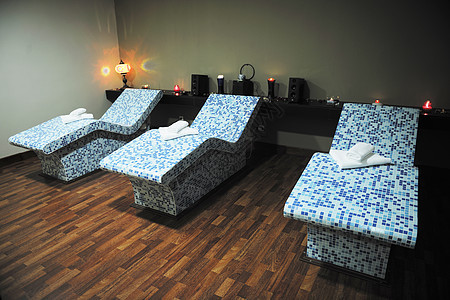 室内温泉木头窗户假期洗澡浴室酒店富裕蓝色浴缸椅子图片