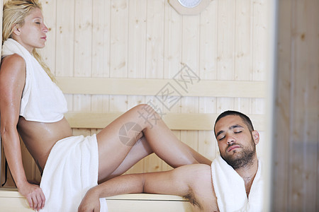 桑浴时快乐的年轻夫妇恋人洗澡女孩闲暇乐趣女士桑拿身体治疗毛巾图片