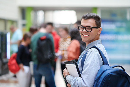 学生在学校使用现代技术的学生人数青少年幸福男人大学考试教育快乐笔记本工作校园图片