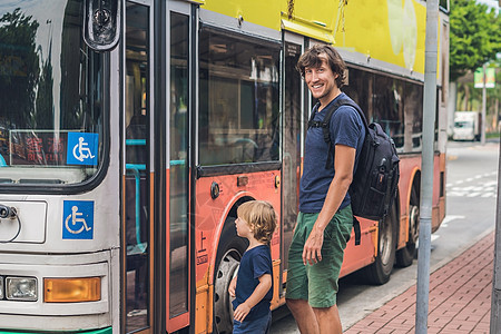 父亲和儿子去香港坐公车男人学校享受友谊旅行假期运输乘客男生家庭图片
