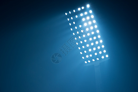 体育场灯橄榄球团队运动闲暇光灯白色足球力量蓝色天空图片