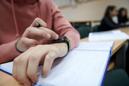 学生在数学课上使用智能手表女士展示工具青少年技术检查时间女性便笺空闲图片