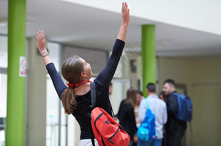 有现代学校技术的名声一流学生考试青年背包教育青少年女士大学快乐顾客桌子图片