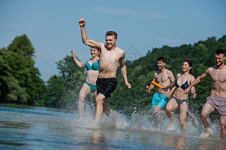 朋友在河上玩得开心比基尼喜悦海滩学生游泳衣闲暇派对家庭女士膀子图片
