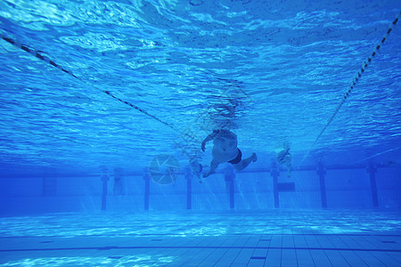 水下游泳池气泡肌肉蓝色身体运动行动娱乐游泳衣水池游泳者图片