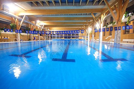 门内游泳池游泳奢华木头甲板假期酒店边缘蓝色地面财富图片