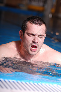 游泳池里的人成人锻炼闲暇假期运动蓝色风镜男性娱乐乐趣图片