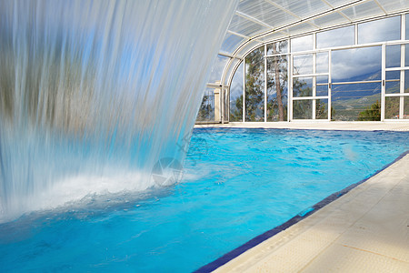 游泳池闲暇假期温泉窗户风格住宅天空蓝色边缘商业图片