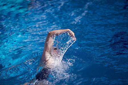 室内游泳便便池上游泳池排水闲暇风镜蓝色行动帽子活力成人车道锻炼竞赛图片