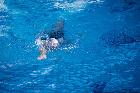 室内游泳便便池上游泳池排水男性竞赛运动活力力量车道锻炼训练闲暇水池图片